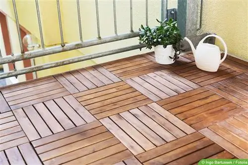 Balcone con piastrelle in legno