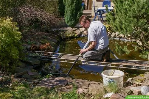 Собрать пылесосом плавающие водоросли