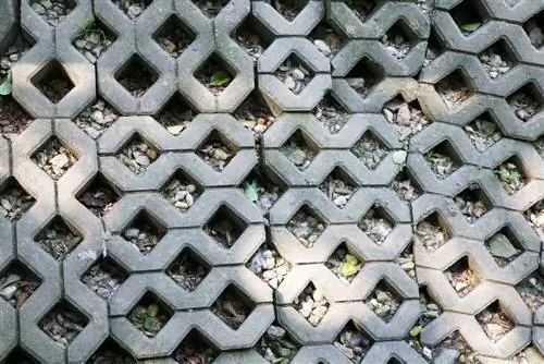 Çimen ızgaralarından/beton bloklardan çimentoyu çıkarın