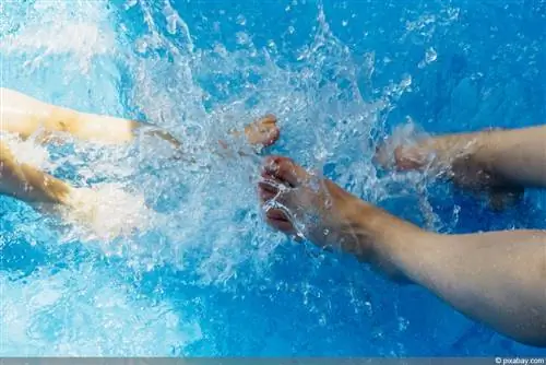 Sm altire l'acqua della piscina