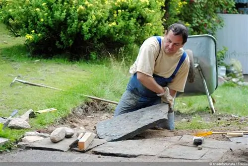 Lê veelhoekige panele op aarde en sand