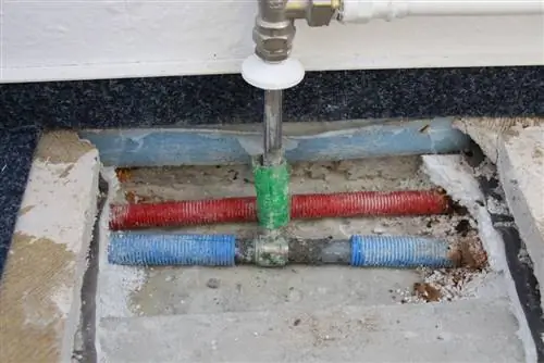 Lay the heating pipe flush-mounted