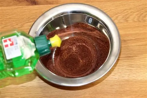 Café et liquide vaisselle contre la mousse de construction sur la peau