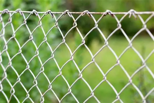 Galvanized wire mesh fence