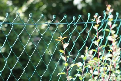 Setting up a chain link fence: costs per meter including assembly - example