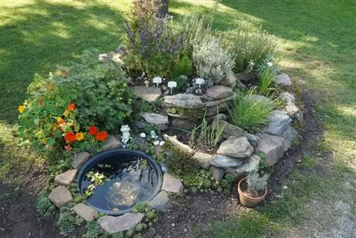 Jardin de ferme en spirale d'herbes d'escargots