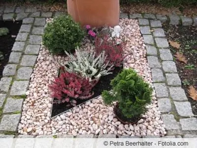 Grave design with stones