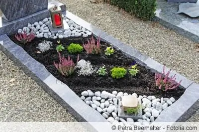 Conception de tombe facile d'entretien avec des pierres et des plantes