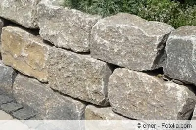 Bumuo ng sarili mong quarry stone wall at grawt ito ng tama