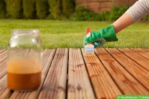 Väderskydd vid den naturliga poolen - måla trä