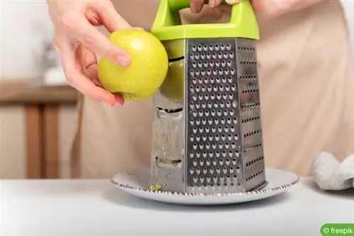 Grate ang mansanas na may hexagonal grater