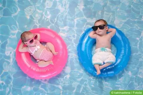 niños en la piscina