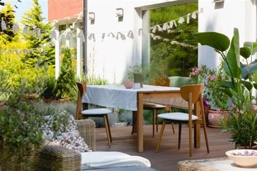 Terraço com mesa e cadeiras no verão