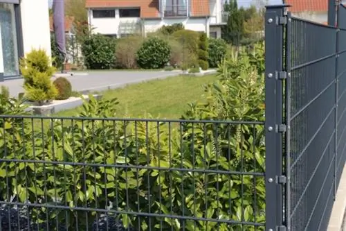 Dubbel gaas hekwerk op terrein met huis