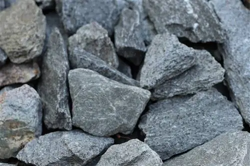 Piedras de bas alto en el jardín: corte y colocación