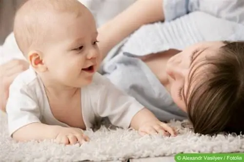 Bebé con madre en la alfombra