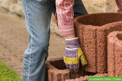 Muur gemaakt van plantenstenen