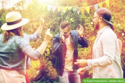 Gente bailando en una fiesta en el jardín