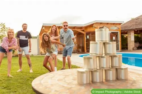 Tirar latas en una fiesta en el jardín