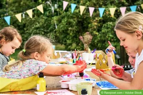 Rincón de pintura para niños en una fiesta en el jardín